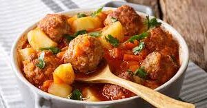 GUISO DE ALBONDIGAS DE POLLO CON PATATA Y ZANAHORIA